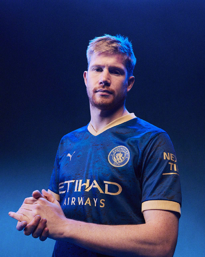 利物浦正式发布新赛季球衣，时隔13年再度携手阿迪达斯