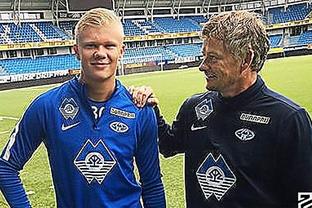 官方：库拉索归化23岁荷兰前锋汉森，他曾夺得世少赛金靴奖