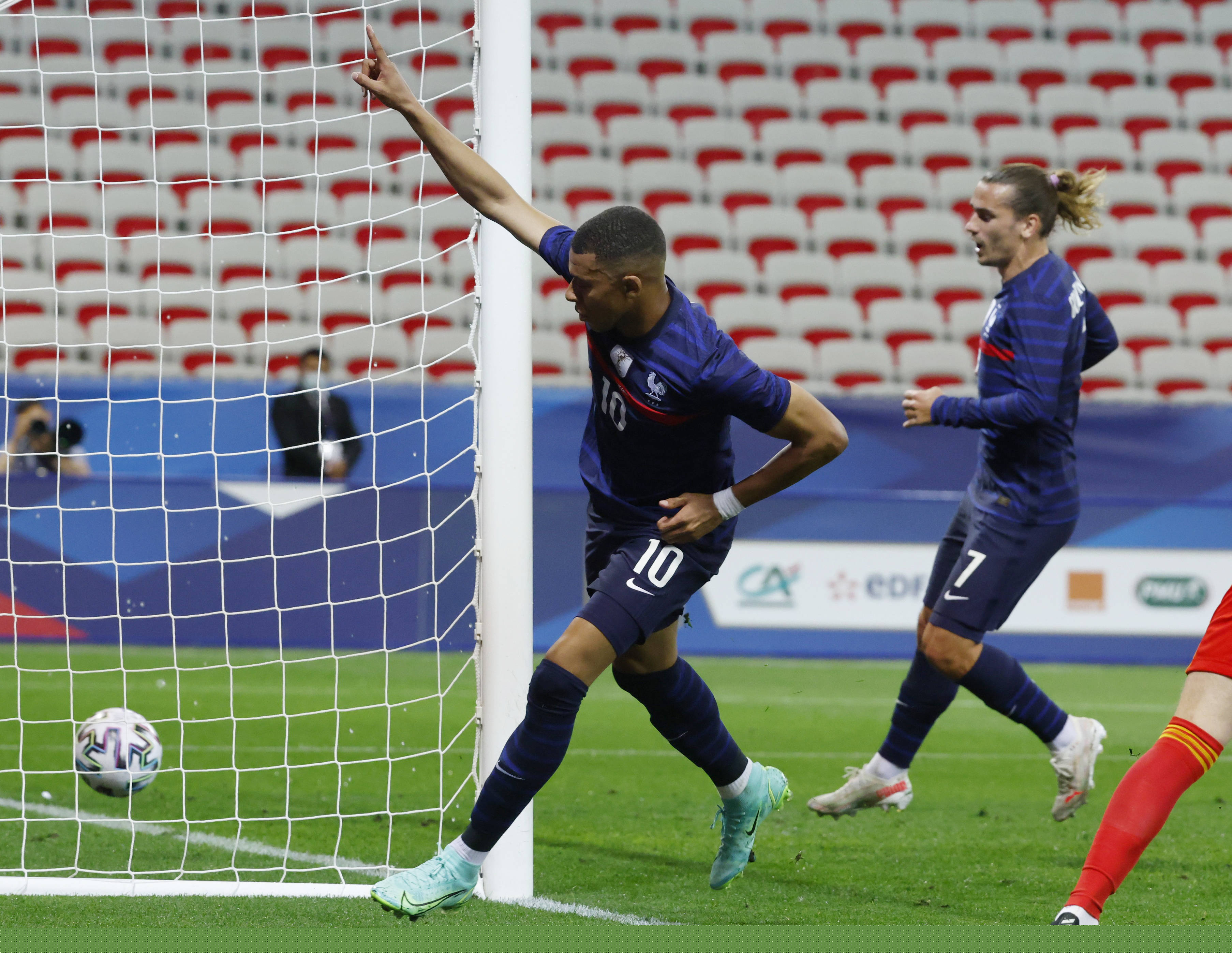 球星突破防线送出助攻