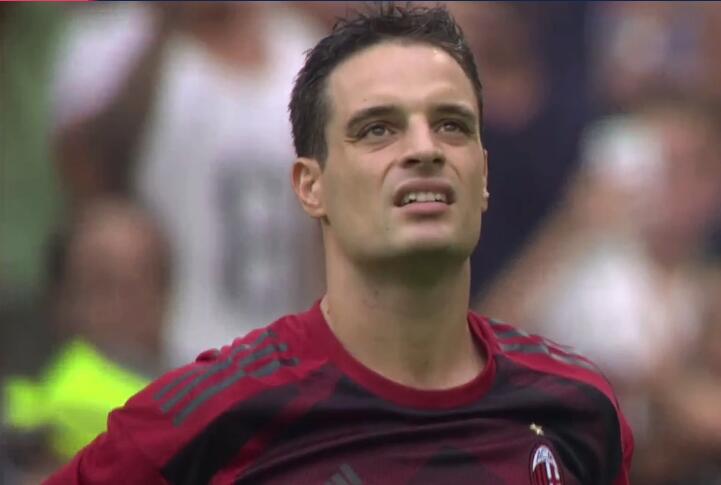 记者晒视频：钟义浩现场观看海牛比赛，海牛进球后他兴奋鼓掌